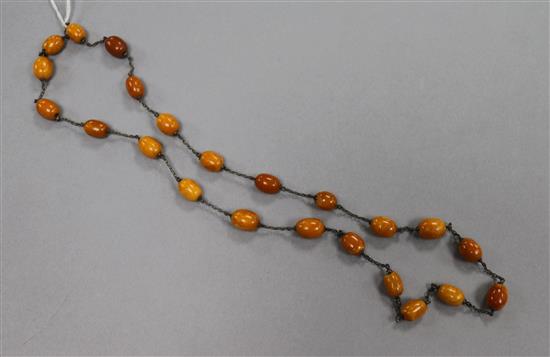 A single strand amber bead and chain link necklace, gross weight 25 grams, 74cm.